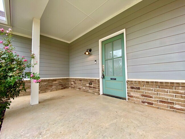 Foto del edificio - 3 Bed, 2.5 Bath in Gated Community with Private Pond