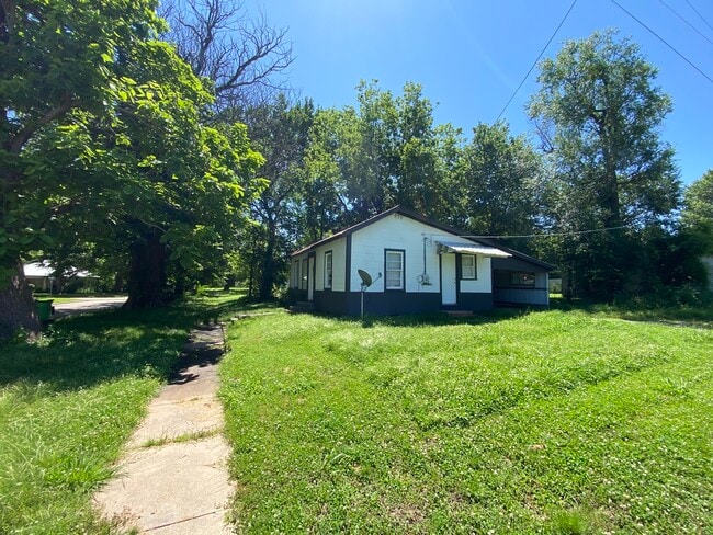 Building Photo - 611 W Cherry St