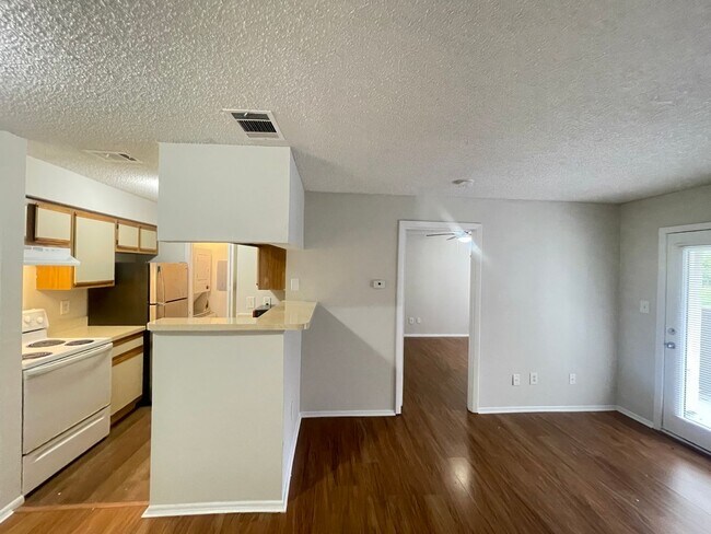 Foto del edificio - 1 Bed / 1 Bath Condo in Gated Comm. In Alt...