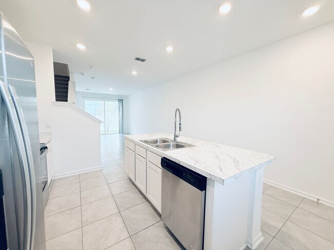 Foto del edificio - Move-In Ready Townhome with Spacious Layou...