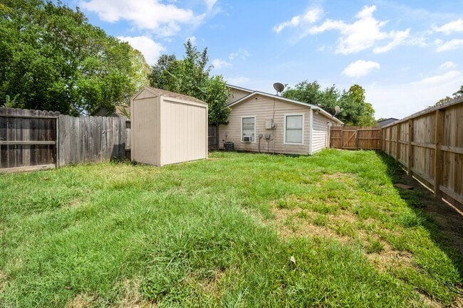 Building Photo - 308 Willowick St