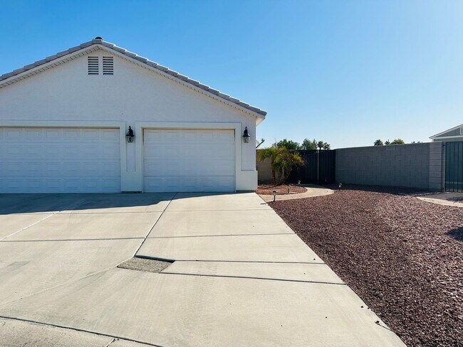 Building Photo - FULLY FURNISHED SHORT OR LONG TERM RENTAL ...