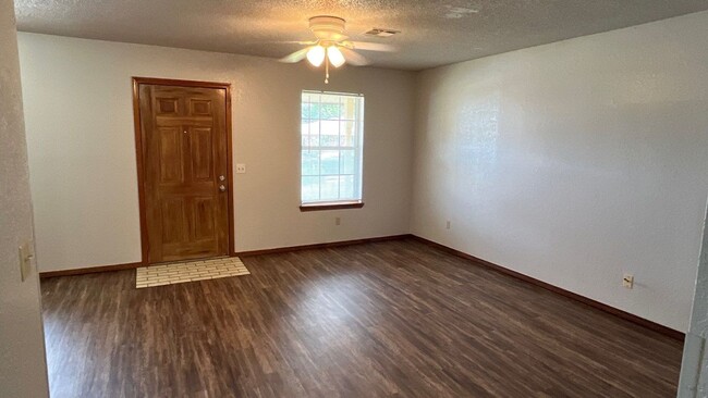 Foto del edificio - 3 Bed 2 Bath in OKC!