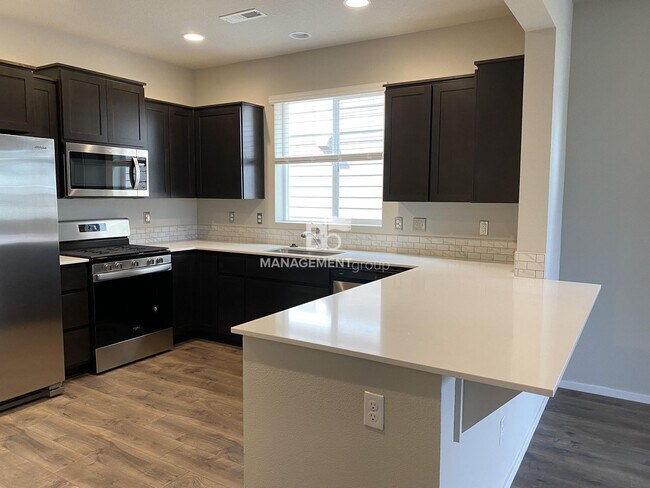 Foto del edificio - Happy Valley Newer Townhome with Large Mas...