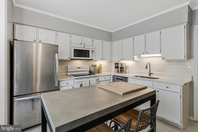 Foto del edificio - 6806 Melrose Dr
