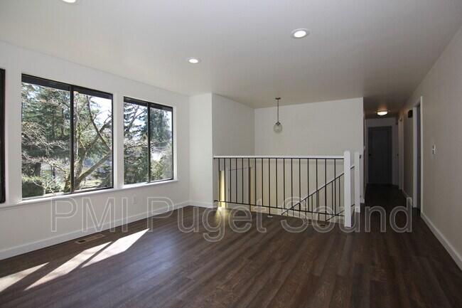 Building Photo - 4606 SE 4th Pl