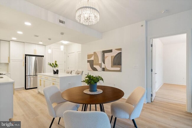 Foto del edificio - 8220 Crestwood Heights Dr