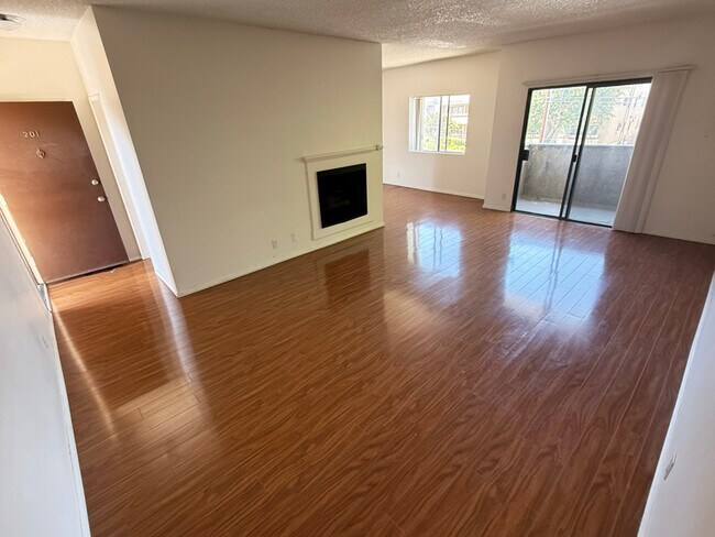 Building Photo - 14942 Burbank Blvd