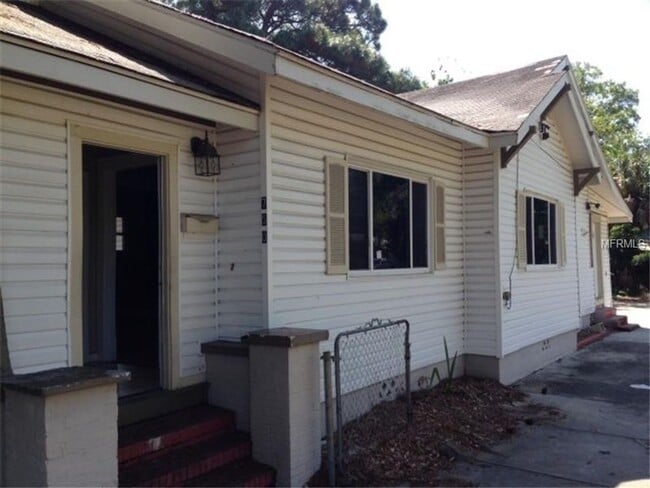 Building Photo - Large 4 bedroom 1 Bath House for rent