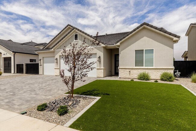 Building Photo - Stunning  4 bed | 3 bath | 3 car garage cu...