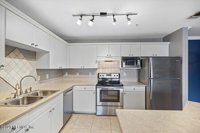 Foto del edificio - 3591 Kernan Blvd S