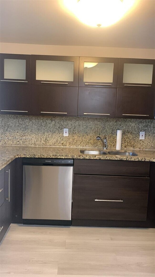 Foto del edificio - 200 Leslie Dr