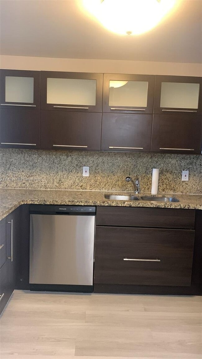 Building Photo - 200 Leslie Dr