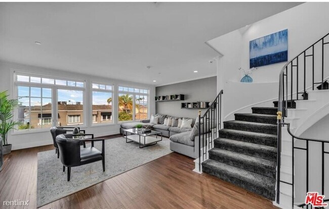 Building Photo - 3 br, 2.5 bath Townhome - 302 Carnation Ave