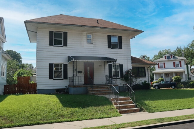Building Photo - 1286 Oakwood Ave