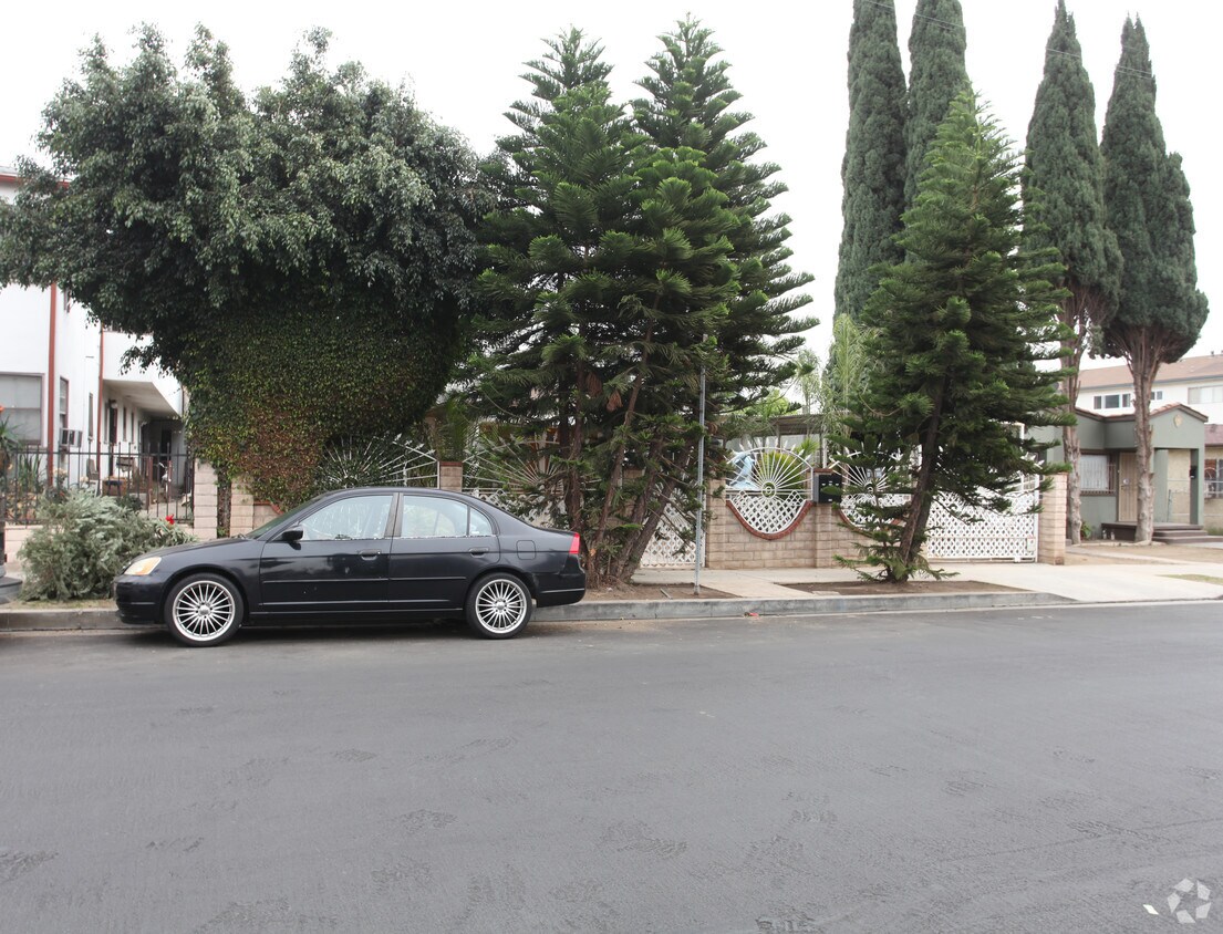 Foto del edificio - 1406 N Kenmore Ave