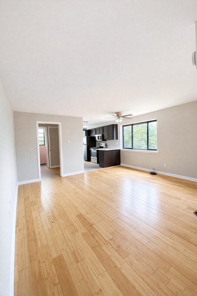 Estudio de madera dura - Fieldbrook Apartments