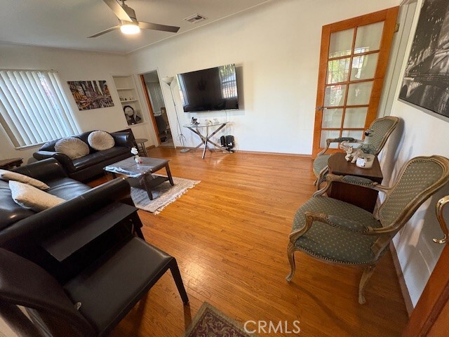 Foto del edificio - 5805 Riverton Ave