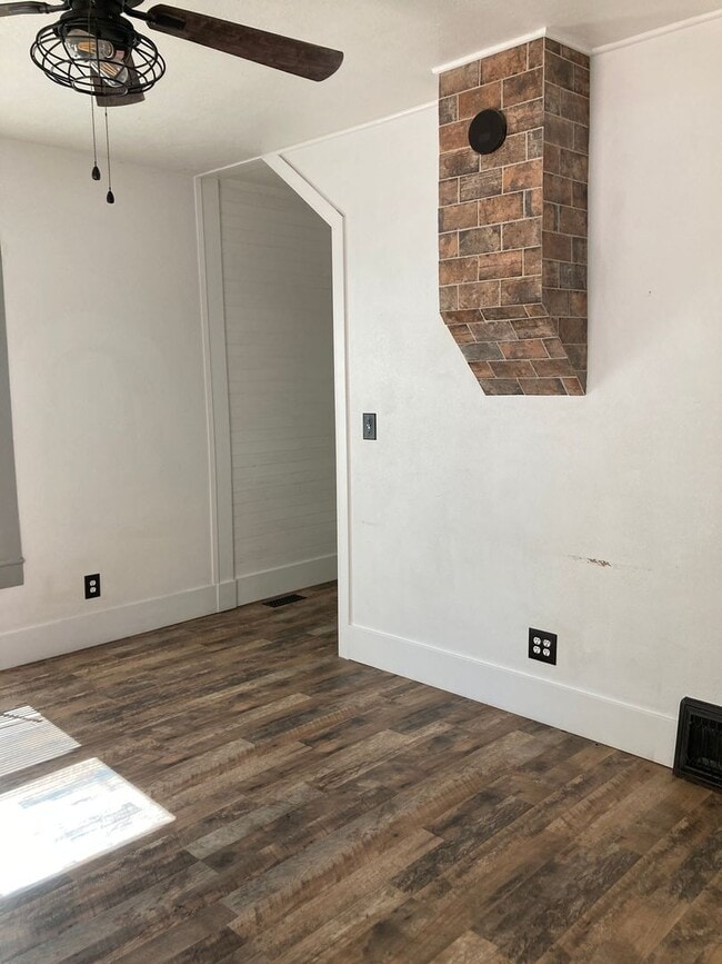 Building Photo - *READY FOR MOVE IN* Victorian Home In Reno