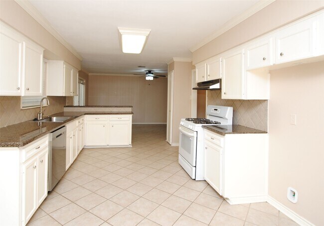 Building Photo - 10034 Cedardale Dr