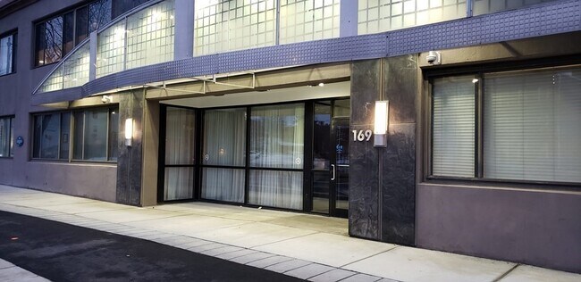 Foto del edificio - 169 Monsignor Obrien Hwy