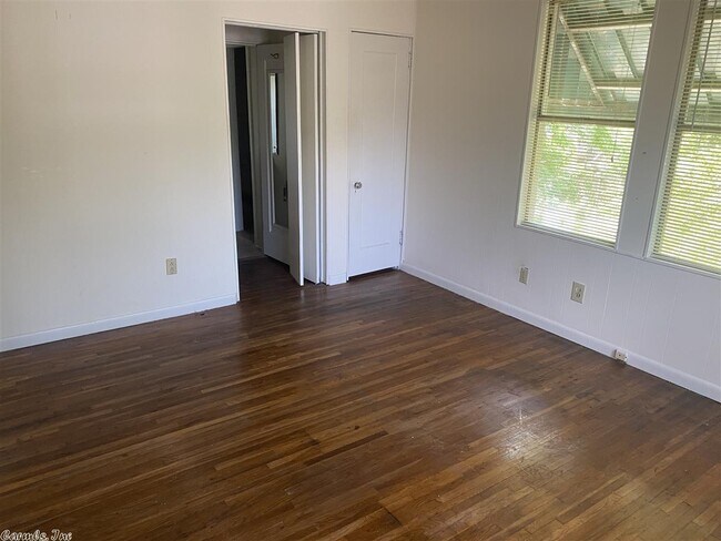 Building Photo - 4507 Woodlawn Dr
