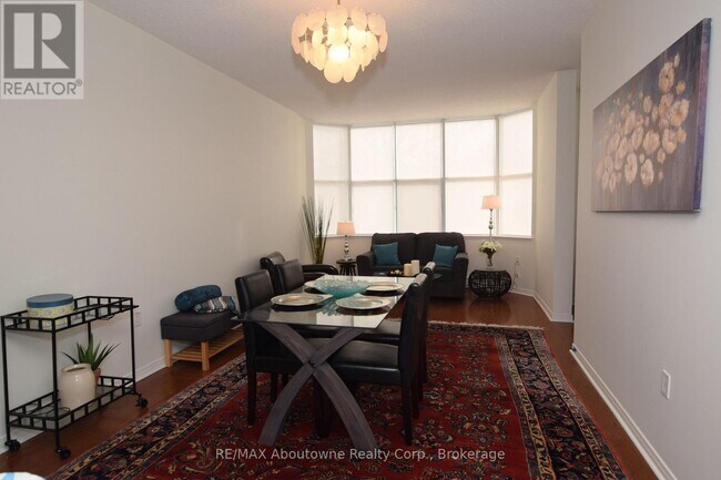 Photo du bâtiment - 2199 Sixth Line