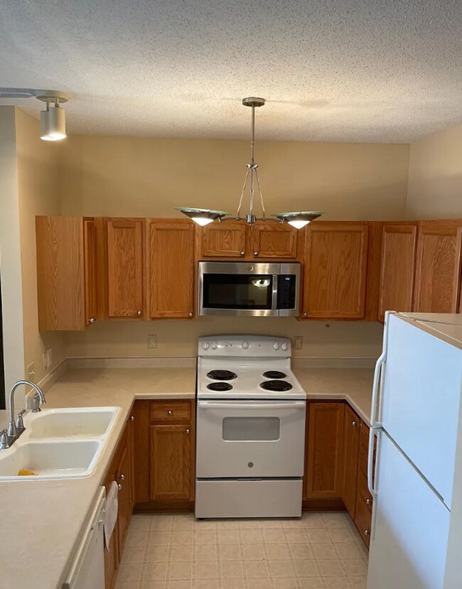 Building Photo - Modern 3-Bedroom, 2-Bath Multi-Level Home ...