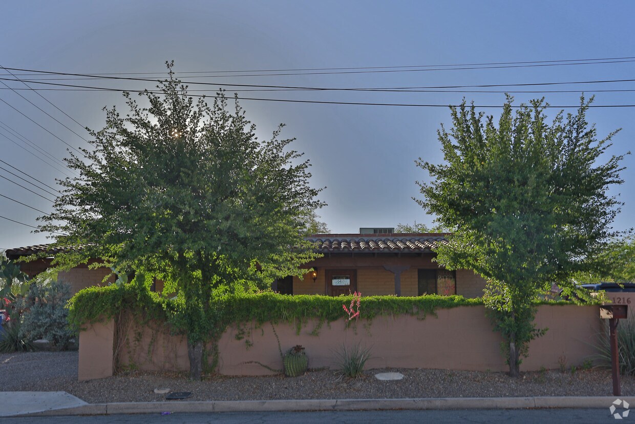 Building Photo - 1216 N Wilson Ave