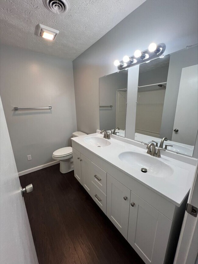 Foto del edificio - Spacious 2-Bed, 1.5-Bath Remodeled Townhome - Pre-Leasing Now!