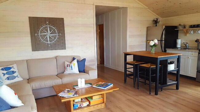 Photo du bâtiment - 100 Sand Bay Rd