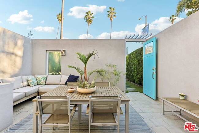 Foto del edificio - 665 Washington Blvd