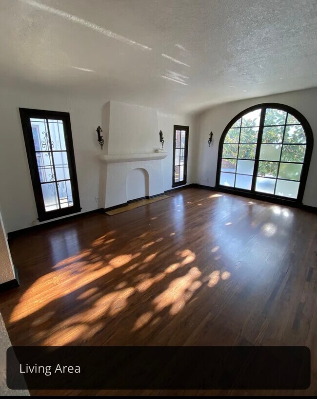 Foto del edificio - 2570 N Beachwood Dr
