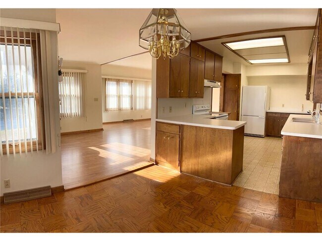 Building Photo - 7824 N Shore Dr