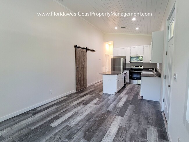 Foto del edificio - ADORABLE 2 BEDROOM COTTAGE! STAINLESS STEEL MOVE IN READY FOR FEBRUARY!