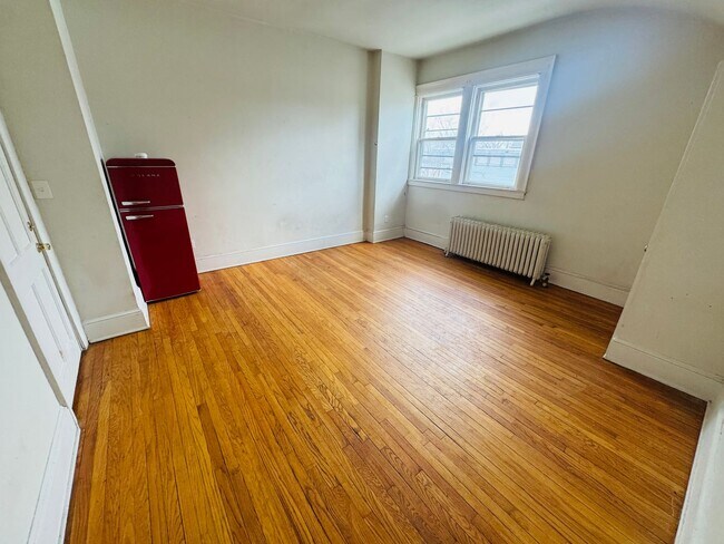 Foto del edificio - STUDIO APARTMENT WITH HEAT INCLUDED AVAILABLE NOW!