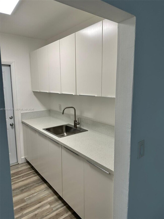 Foto del edificio - 7925 West Dr