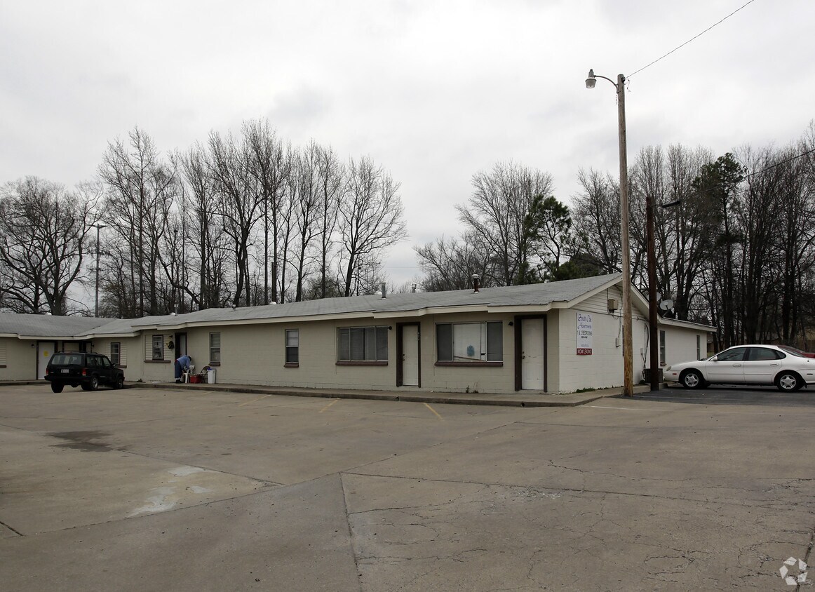 Primary Photo - 800 S Oak St