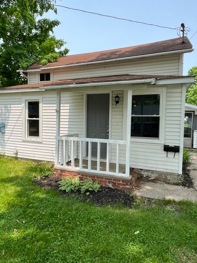 Building Photo - 212 W Maple St