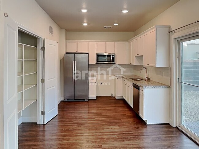 Foto del edificio - 4713 Tire Swing St