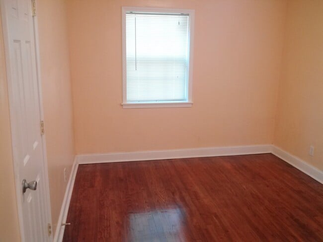 Building Photo - Cozy in Kirkwood-WILL ACCEPT SECTION 8