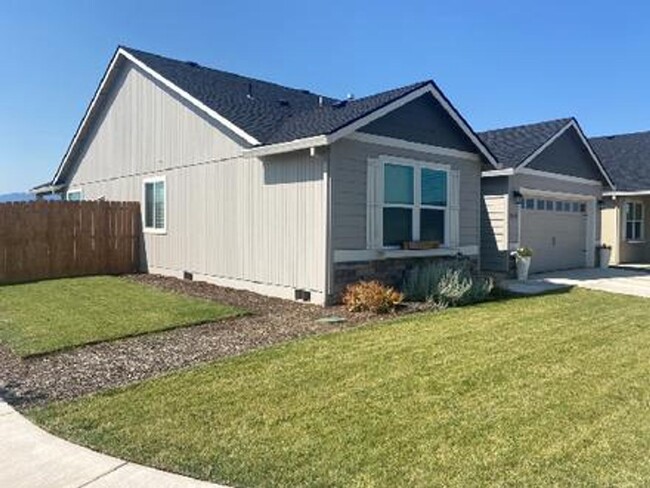 Building Photo - Introducing a charming rental home in East...