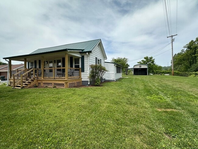 Foto del edificio - IMMACULATE, completely remodeled, one leve...