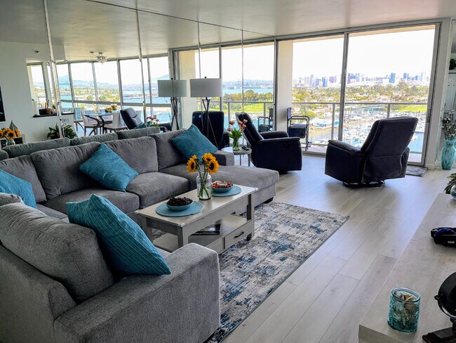 Mobiliario nuevo en toda la vivienda. - 1710 Avenida del Mundo
