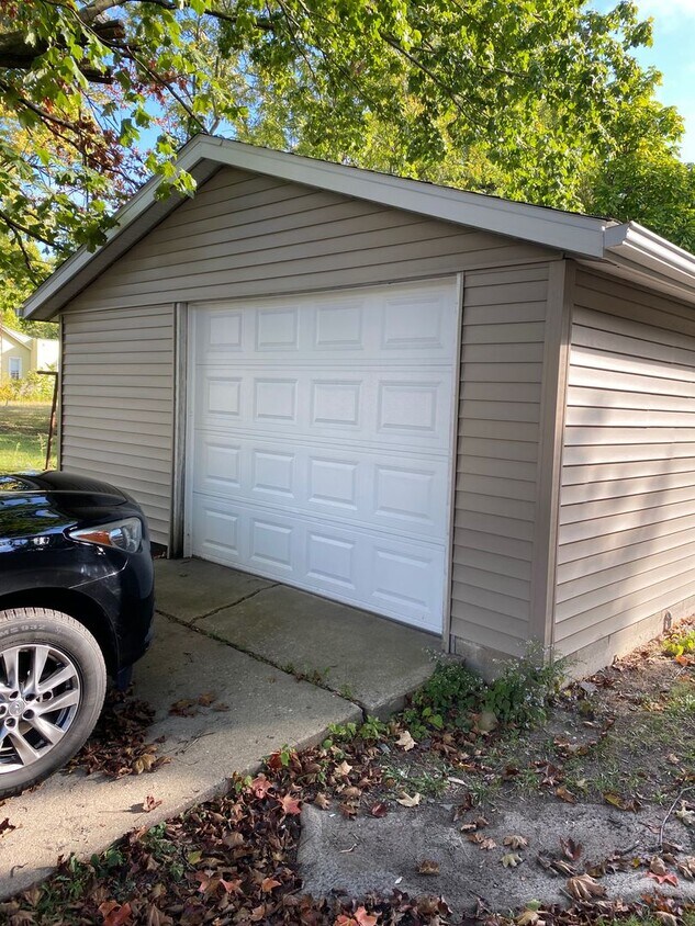 Foto principal - Newly Renovated 3 bed 2 bath House w/ deta...