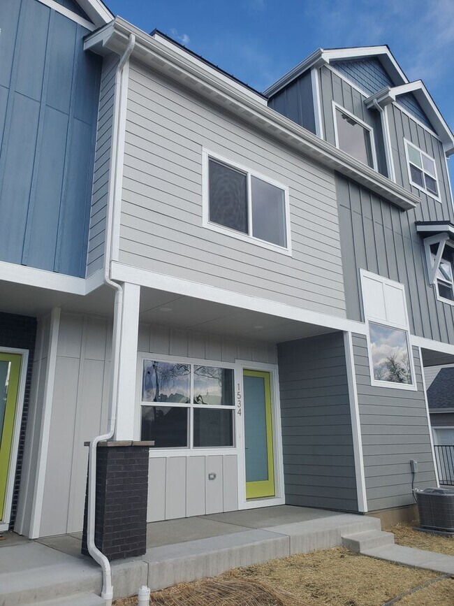 Building Photo - Beautiful and Updated 2BR Townhome With At...