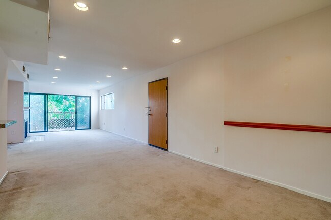 Building Photo - 14804 Magnolia Blvd