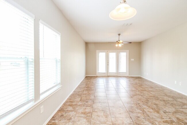 Foto del edificio - 10048 Iron Ridge Dr