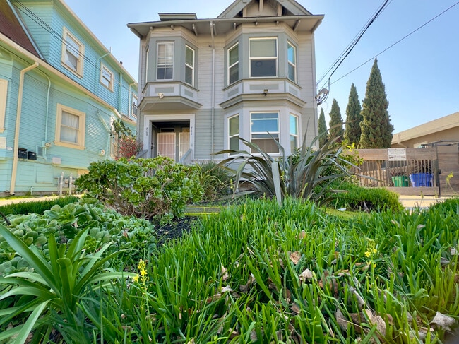 Building Photo - 711 32nd St