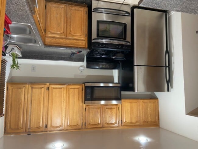 Foto del edificio - 10331 Lindley Ave